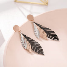 Load image into Gallery viewer, Three-leaf earrings
